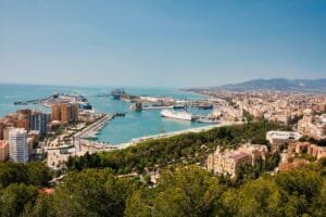 Vista panorámica de Málaga desde el mirador de Gibralfaro con el puerto y la ciudad al fondo